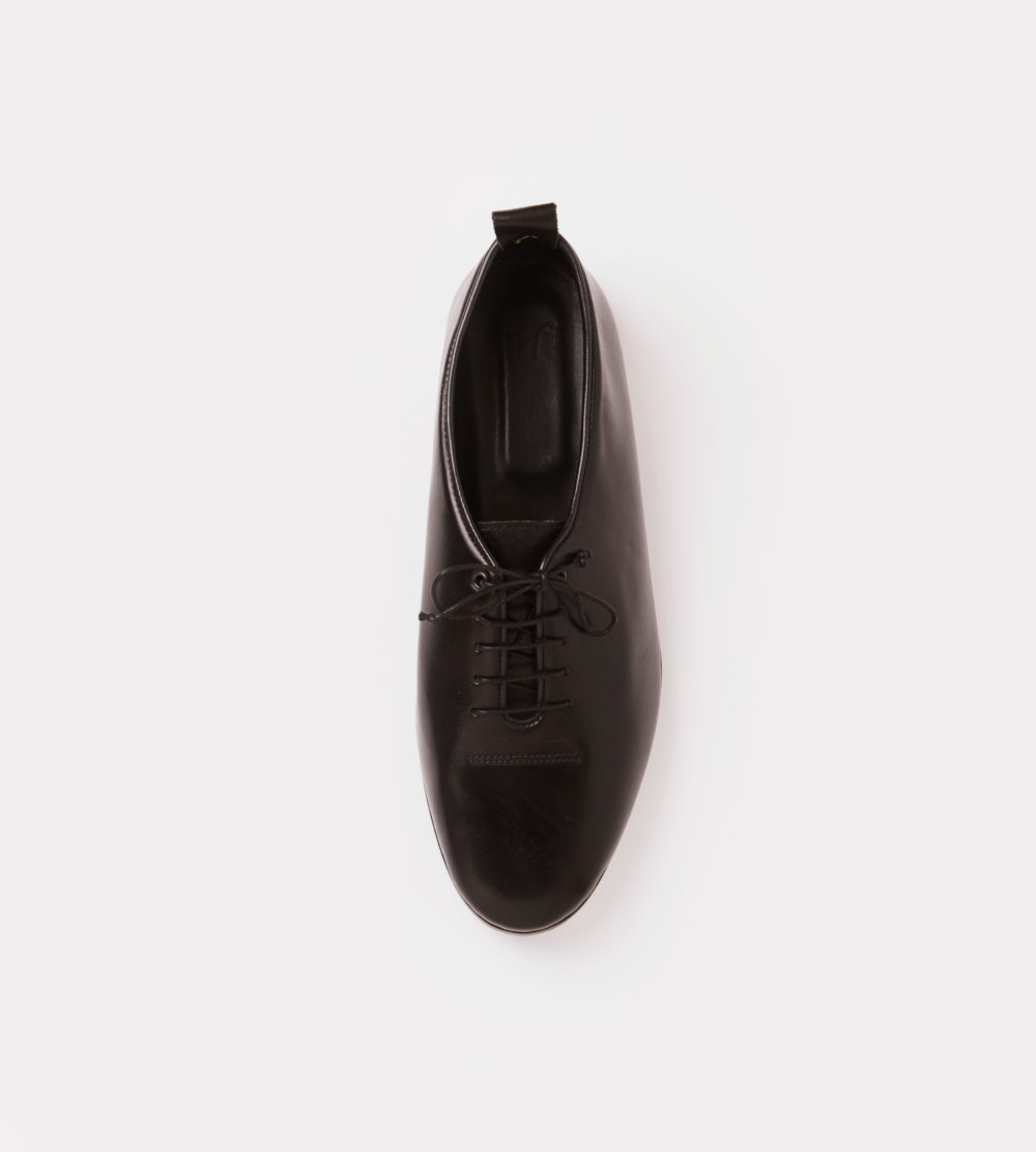 Soft wholecut leather shoes in black leather - front